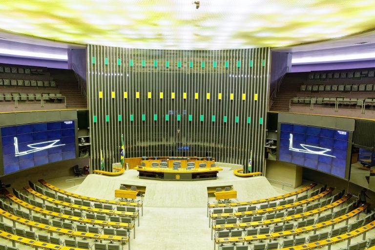 Câmara dos deputados (Foto: Divulgação/Reprodução/Depositphotos/Câmara dos Deputados).