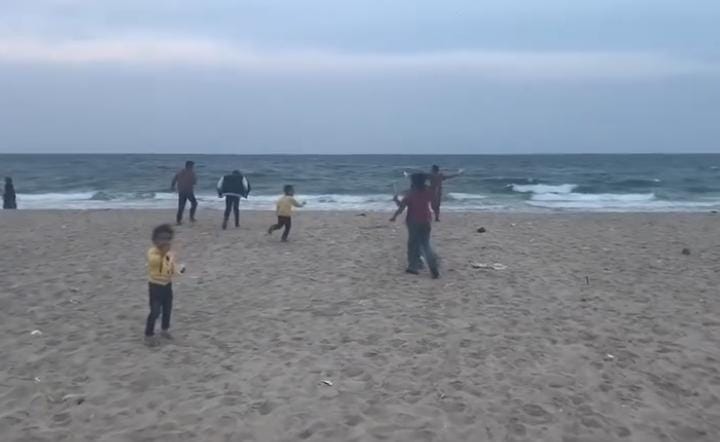 Crianças brasileiras e palestinas brincam em praia no Egito (Foto: Divulgação/Reprodução/Captura de tela/Redes Sociais).