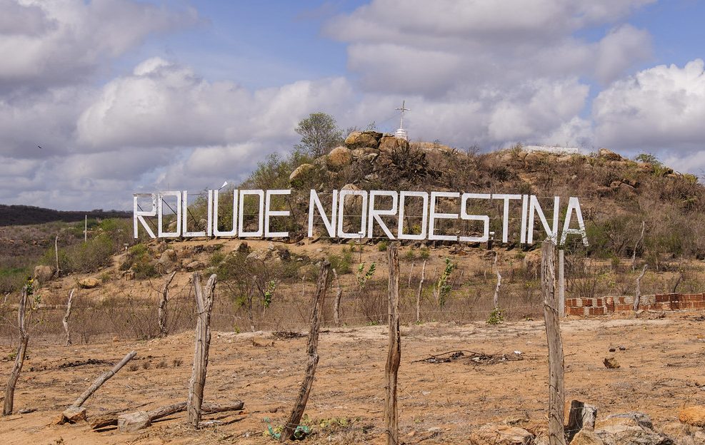 Letreiro Roliúde Nordestina em Cabaceiras (Foto: Divulgação/Reprodução/Osvaldo Farias).