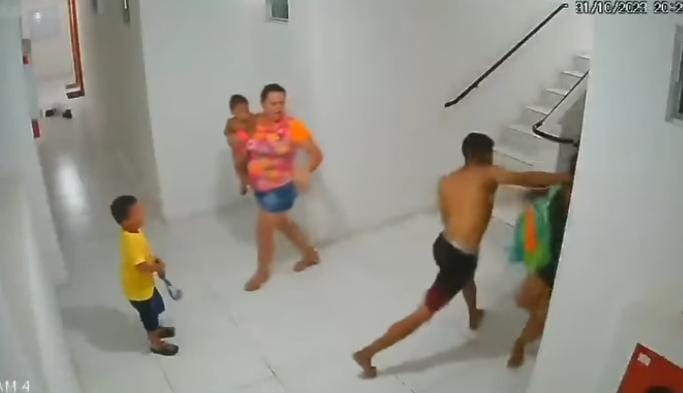 Mulher é agredida na fente de crianças em João Pessoa (Foto: Captura de tela/Divulgação/Reprodução/WSCOM).